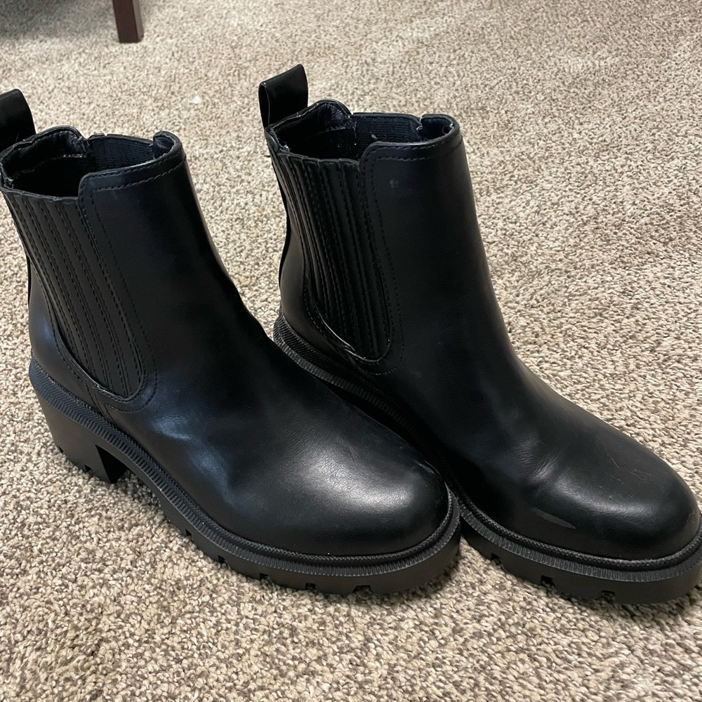 Womens black booties in great condition!